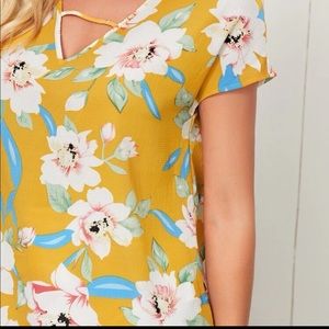 New keyhole neck floral print top